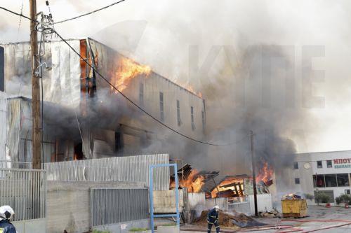 Φωτιά σε μεταλλική αποθήκη μεταξύ Κισσόνεργας και Έμπας
