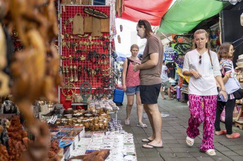 Το Πεκίνο βελτιώνει την πολιτική επιστροφών φόρου για τους ξένους τουρίστες