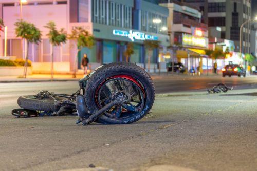 Τροχαία σύγκρουση μοτοσικλέτας και δύο αυτοκινήτων στη Λάρνακα