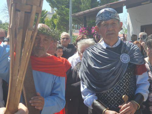 Αναβίωσε η αναπαράσταση της μεταφοράς του Τιμίου Σταυρού στον Κάθηκα