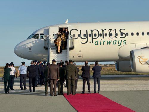 Αφίχθη στην Κύπρο το Άγιο Φως με τις δέουσες τιμές