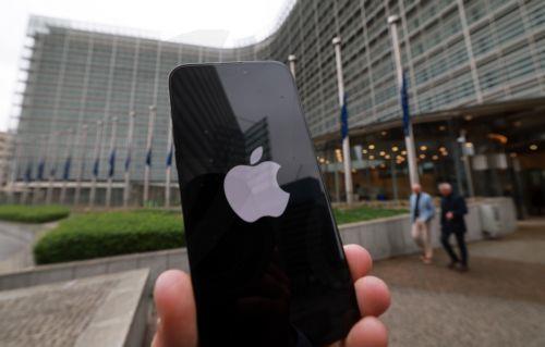 Ο Τραμπ απειλεί με δασμούς 25% την Apple εάν τα iPhone δεν κατασκευάζονται στις ΗΠΑ