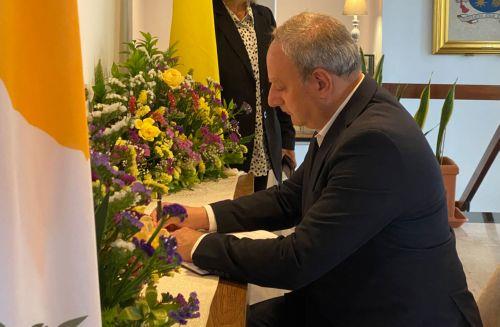 «Αποχαιρετούμε τον Πάπα των φτωχών», έγραψε ο ΓΓ ΑΚΕΛ στο βιβλίο συλλυπητηρίων