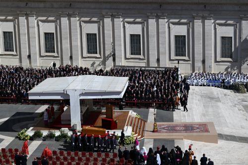 Σε εξέλιξη η κηδεία του Πάπα Φραγκίσκου