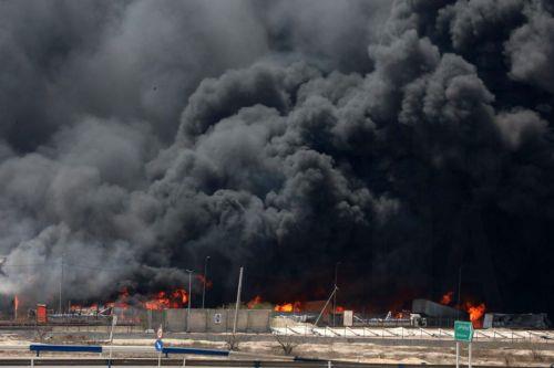 Το Ιράν απώθησε μεγάλη κυβερνοεπίθεση, συνεχίζεται η πυρκαγιά στο μεγαλύτερο λιμάνι του