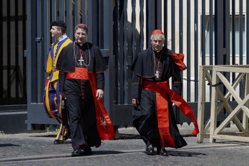 Ο ράφτης του νέου Πάπα ετοιμάζει άμφια σε όλα τα νούμερα για να μην πέσει έξω
