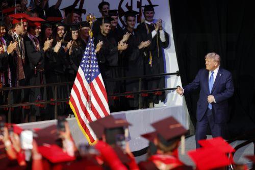 Η οικονομία βρίσκεται σε «μεταβατικό στάδιο», είπε ο Αμερικανός Πρόεδρος