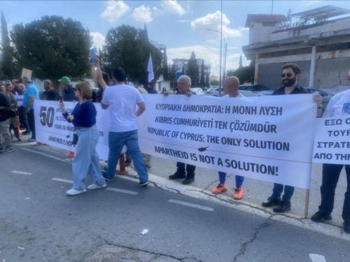 Διαμαρτυρία Κερυνιωτών και ψήφισμα καταδίκης της παράνομης επίσκεψης Ερντογάν