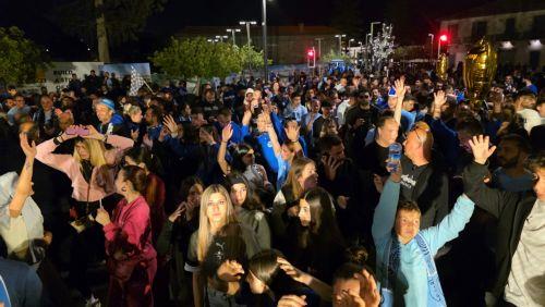 Ξέφρενοι πανηγυρισμοί στην πλατεία Κέννεντυ για την κατάκτηση του πρωταθλήματος από την Pafos FC