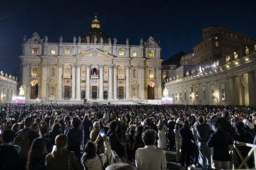 Μαύρος ο καπνός μετά από τρίωρη ψηφοφορία στο κονκλάβιο για ανάδειξη νέου πάπα