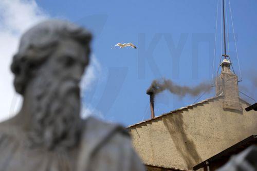 «Εύχομαι άσπρος καπνός να βγει μέχρι το βράδυ», δήλωσε ο Καρδινάλιος Ρε