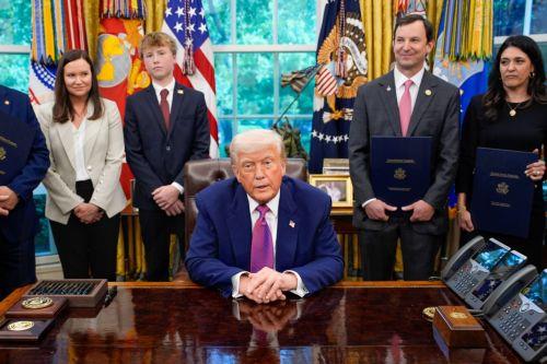 Ο Τραμπ υπέγραψε διάταγμα που προτείνει δωρεάν πτήσεις για εξωτερικό σε παράτυπους μετανάστες