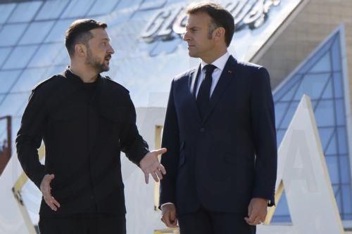 Ο Μακρόν ζήτησε τη διεξαγωγή άμεσων συνομιλιών μεταξύ Κιέβου και Μόσχας