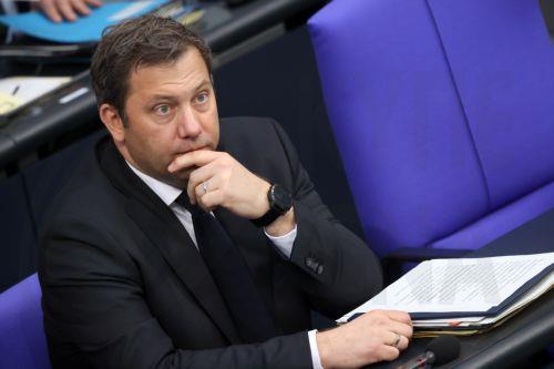 O Γερμανός ΥΠΟΙΚ λέει πως θα απαιτήσει περικοπές από όλα τα Υπουργεία