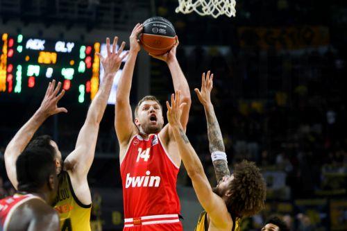 Στους τελικούς του πρωταθλήματος μπάσκετ ο Ολυμπιακός κάνοντας το 2 - 0 επί της ΑΕΚ