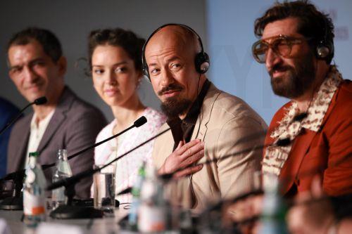 ΚΑΝΝΕΣ 2025: Προπαγάνδα και διαφθορά στο θρίλερ του Ταρίκ Σαλέχ, ύμνος στη γαλλική νουβέλ βαγκ από τον Ρίτσαρντ Λίνκλέιτερ