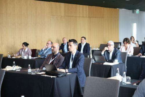 Με μηνύματα για ελευθερία ΜΜΕ, ανάγκη ανθεκτικότητας και προκλήσεις της ΤΝ το συνέδριο ΕΑΝΑ στα Τίρανα