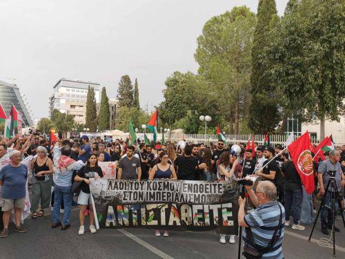 Μήνυμα αλληλεγγύης στους Παλαιστίνιους σε εκδήλωση έξω από το Προεδρικό