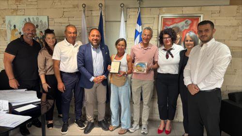 Ο Δήμος Παραλιμνίου τίμησε ζεύγος Ελβετών που τον επισκέπτονται για 40 χρόνια