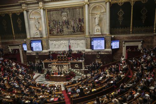 Η γαλλική κυβέρνηση αντιμετωπίζει πρόταση μομφής