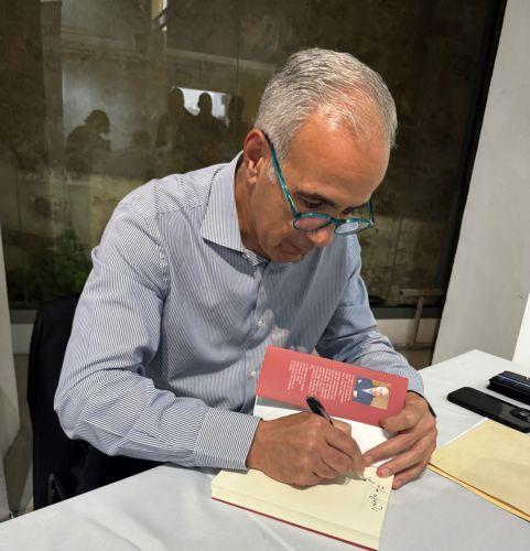 Παρουσιάστηκε στην Πάφο «Η Αόρατη Συνωμοσία» του Ανδρέα Χατζηκυριάκου