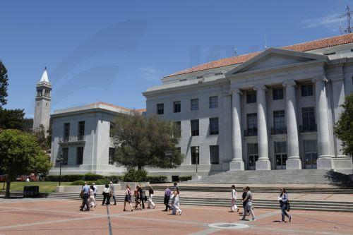 Ο Τραμπ απαγορεύει βίζες για ξένους φοιτητές στο Χάρβαρντ, απειλεί Κολούμπια με στέρηση διαπίστευσης