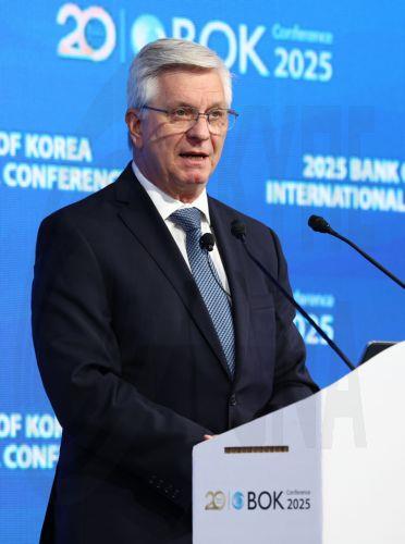 Θα μπορούσαν να μειωθούν τα επιτόκια από τον Ιούλιο λέει αξιωματούχος της Fed