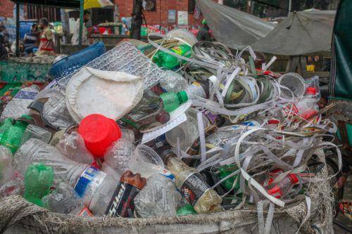 Η ΕΕ επιδιώκει φιλόδοξη παγκόσμια συμφωνία για πλαστική ρύπανση