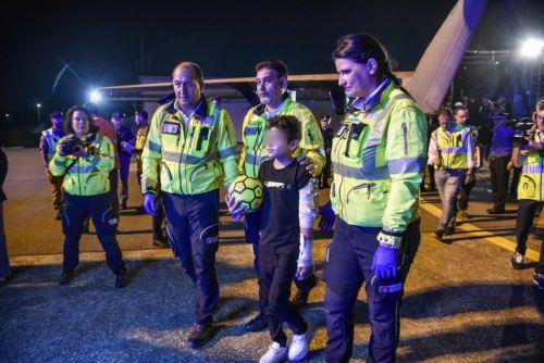 Παιδί που επέζησε από βομβαρδισμούς στη Γάζα έφτασε στην Ιταλία για θεραπεία