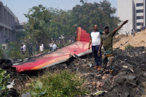 Δεν φαίνεται να υπάρχουν επιζώντες από συντριβή αεροσκάφους στην Ινδία, λένε οι αρχές