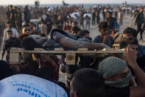 Μας σφαγιάζουν, λέει Παλαιστίνια που περπατά χιλιόμετρα για τροφή στη Γάζα