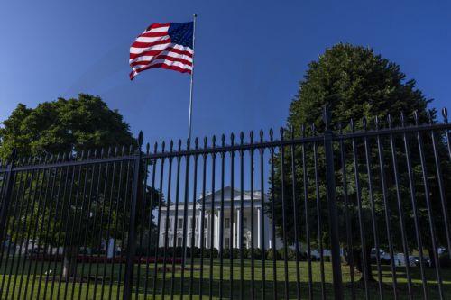 Ο Τραμπ διαψεύδει δημοσίευμα ότι έχει ήδη «εγκρίνει» σχέδια για αμερικανική επίθεση στο Ιράν