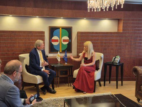 Η ΕΕ μπορεί να προσφέρει πολλά στη λύση του Κυπριακού, είπε ο Χαν σε συνάντηση με ΠτΒ