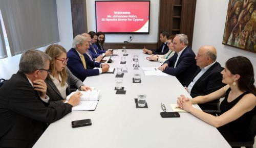 Τις προοπτικές επανέναρξης των διαπραγματεύσεων συζήτησαν Στεφάνου και Χαν