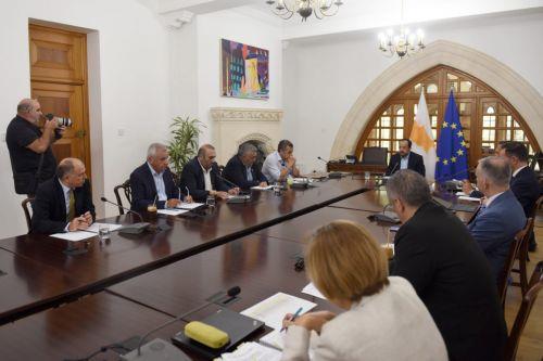 Η Κυβέρνηση θα στηρίξει τους ΕΟΑ λέει ο Υπουργός Εσωτερικών μετά από σύσκεψη υπό ΠτΔ