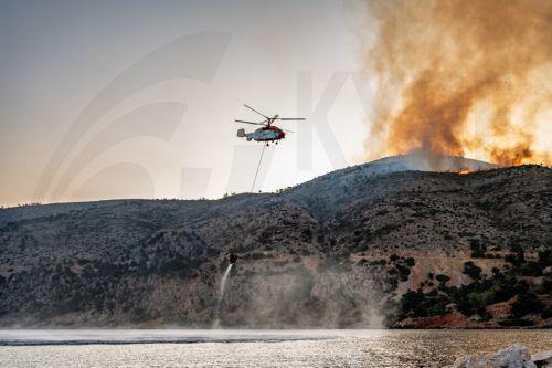 Σε εξέλιξη μεγάλη πυρκαγιά στην Παλαιά Φώκαια Αττικής