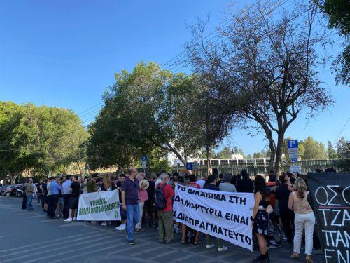 Εκδήλωση έξω από τη Βουλή υπέρ του δικαιώματος στη διαμαρτυρία