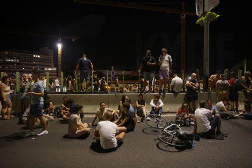 Διαλύθηκαν τα μπλόκα στη Σερβία, οι φοιτητές λένε θα συνεχίσουν τους αποκλεισμούς