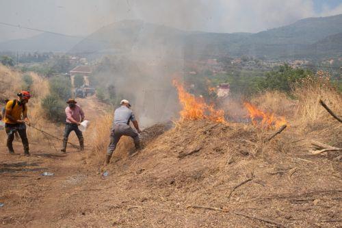 Δεκάδες σπίτια κάηκαν ολοσχερώς στη Σμύρνη, συνεχίζεται η προσπάθεια κατάσβεσης