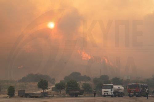 Εκτός ελέγχου η φωτιά στη Σμύρνη, με ένα νεκρό και καμένα σπίτια