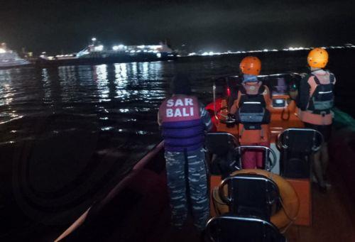 Τουλάχιστον 4 νεκροί, 23 επιζήσαντες μετά το ναυάγιο πορθμείου ανοικτά του Μπαλί