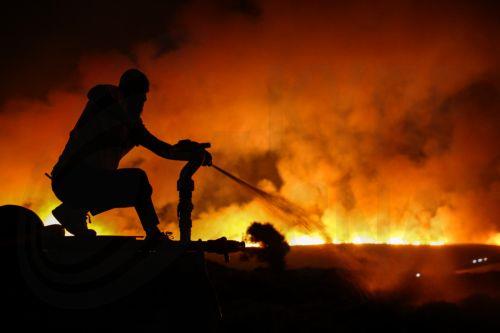 Κόλαση από τις πυρκαγιές στη Σμύρνη, δύο νεκροί ενώ σπίτια καίγονται