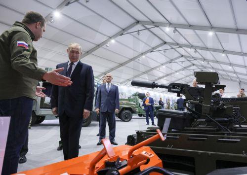 Το Κρεμλίνο λέει πως αντιμετωπίζει «με ηρεμία» τις επικρίσεις του Τραμπ