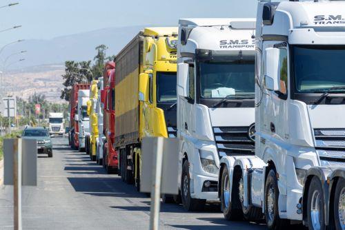 Προειδοποίηση ΚΕΒΕ για κινδύνους στην οικονομία από επ’ αόριστον απεργία οδηγών στα λιμάνια