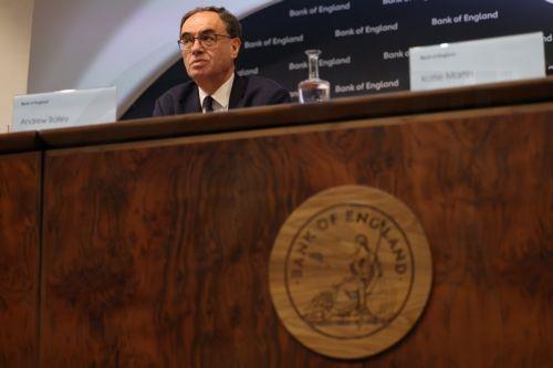 Δεν αναμένουν μείωση επιτοκίων τον Σεπτέμβριο από BoE οι χρηματιστηριακές της Wall Street