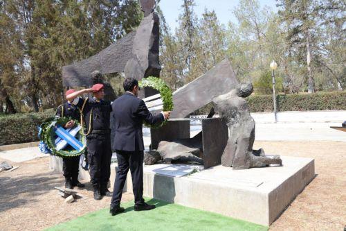 Στεφάνι από τον ΠτΔ στην εκδήλωση στο Μνημείο Αντιστασιακών στο Πάρκο Προεδρικού