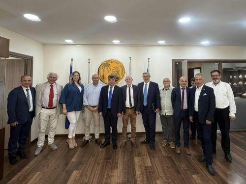 Μελλοντικές κοινές δράσεις συζήτησαν Δήμος Λάρνακας και Πανεπιστήμιο Θεσσαλίας