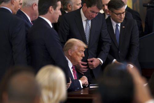 Ο Τραμπ αξιώνει αποζημίωση 10 δισ. δολαρίων σε μήνυση κατά Μέρντοχ-WSJ