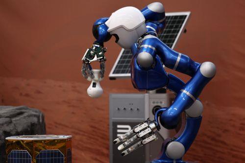 Ρομπότ σερβίρουν μπίρα και παίζουν μποξ στη Σαγκάη, καθώς η Κίνα επενδύει στην ΤΝ