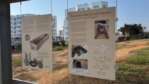 Ενημέρωση με πινακίδες για τον «Τάφο Βασίλισσας» στον πεζόδρομο του Πρωταρά
